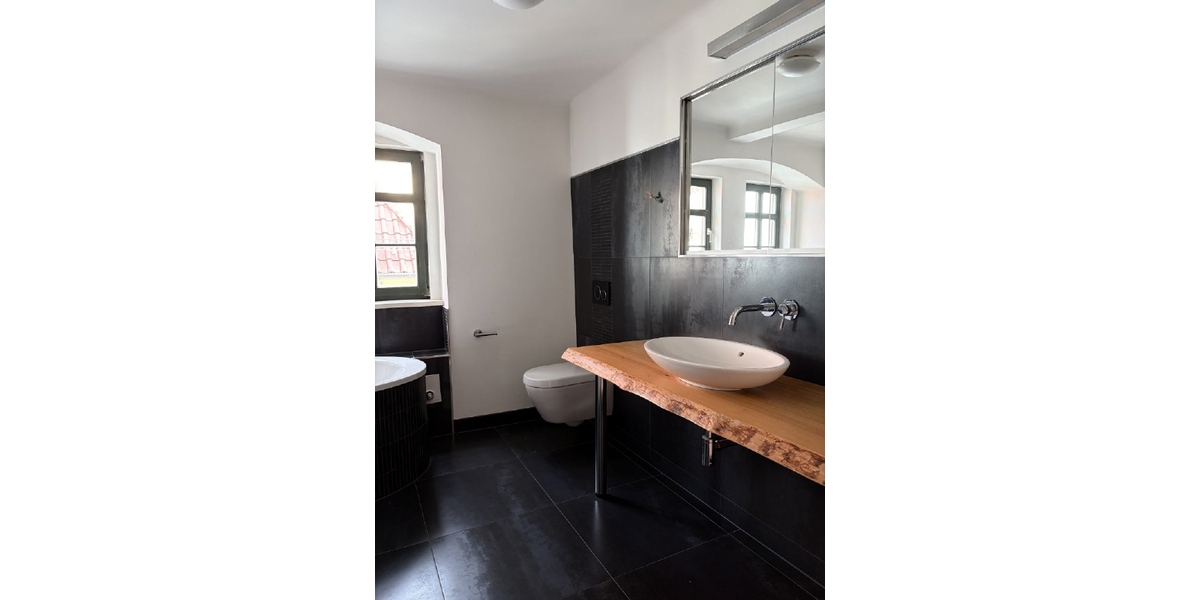 Badezimmer mit eingebautem Spiegelschrank